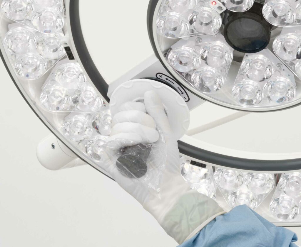 Disposable sterile light handle cover for medical lights