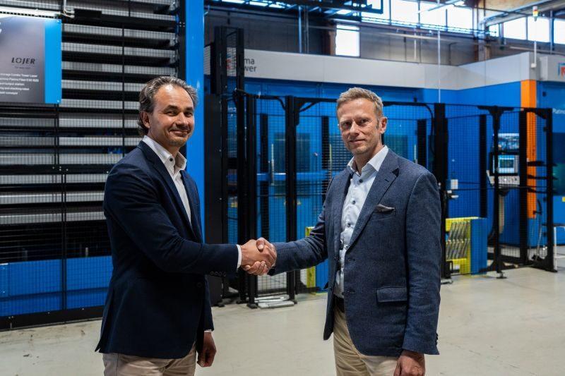 Leadership handover handshake at Lojer Group